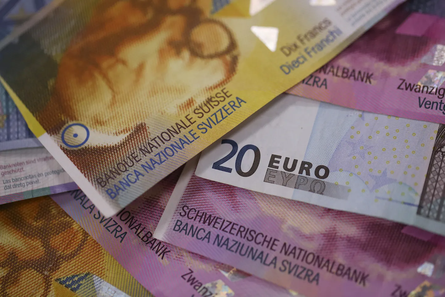 EUR/CHF Euro Climbs to Parity With Swiss Franc for First Time Since July -  Bloomberg