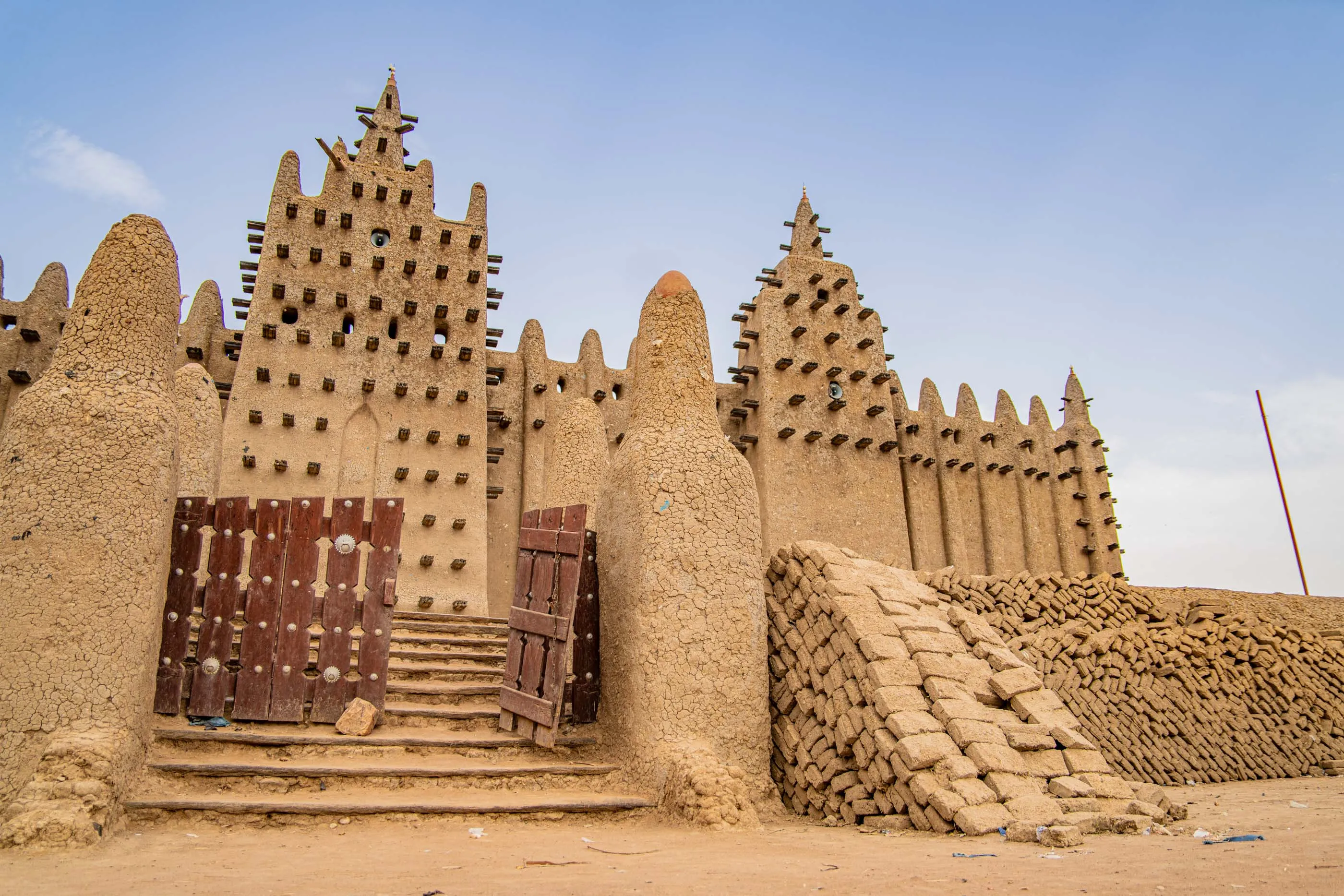 Mali’s Sudanese-style Great Mosque of Djenné&nbsp;is the largest earthen mosque in the world.