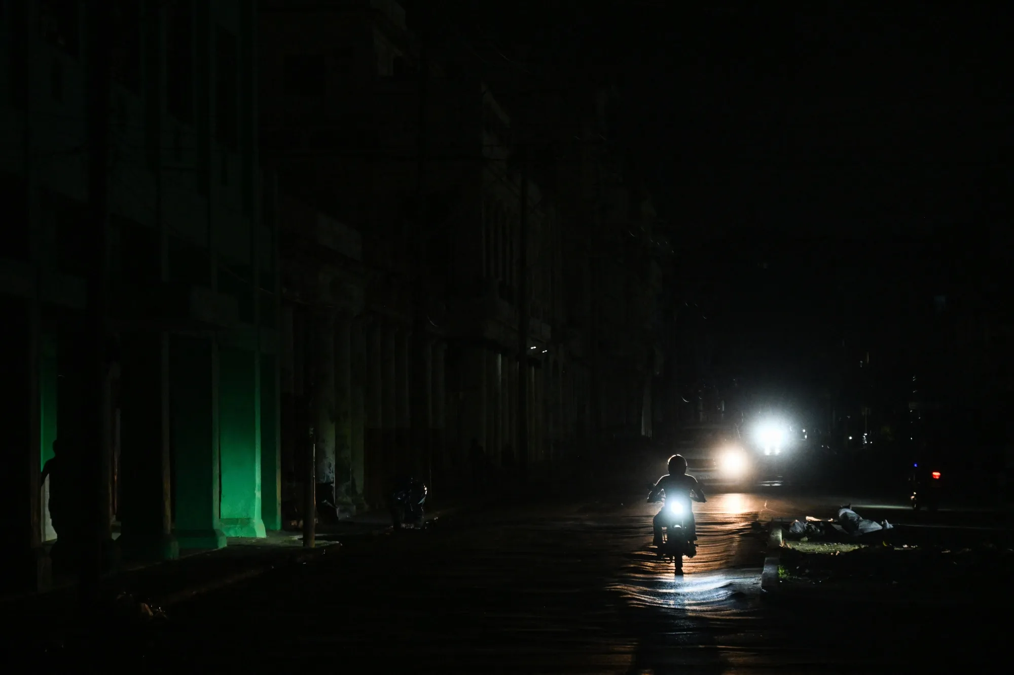 Un motociclista circula por una calle durante un apagón en La Habana el 25 de enero.