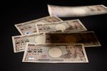 Japanese Yen Outpaces Dollar to Hold Currency Crown