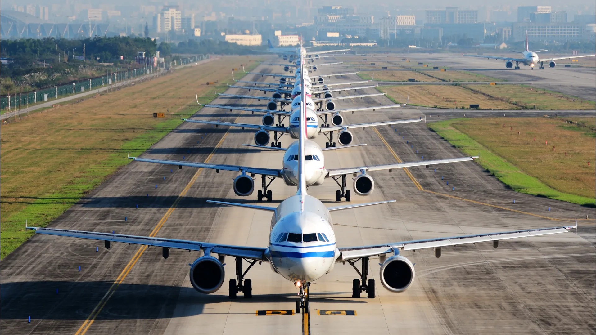 Watch China’s Airlines Squeezing Out Rivals on Mainland Routes - Bloomberg