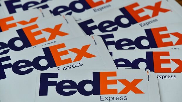 FedEx (FDX) Jumps After Boosting Forecast as Cost Cuts Take Hold - Bloomberg