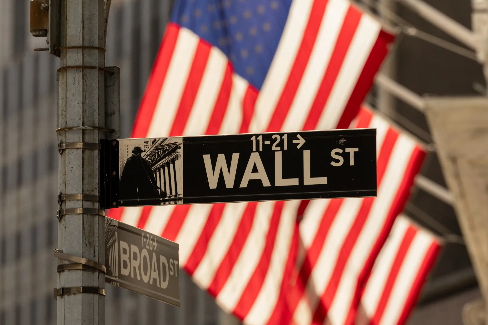 Uma placa de&nbsp;Wall Street perto da New York Stock Exchange (NYSE) em Nova Iorque