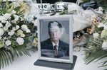 A photograph of Shinzo Abe at a makeshift memorial outside the LDP headquarters in Tokyo.