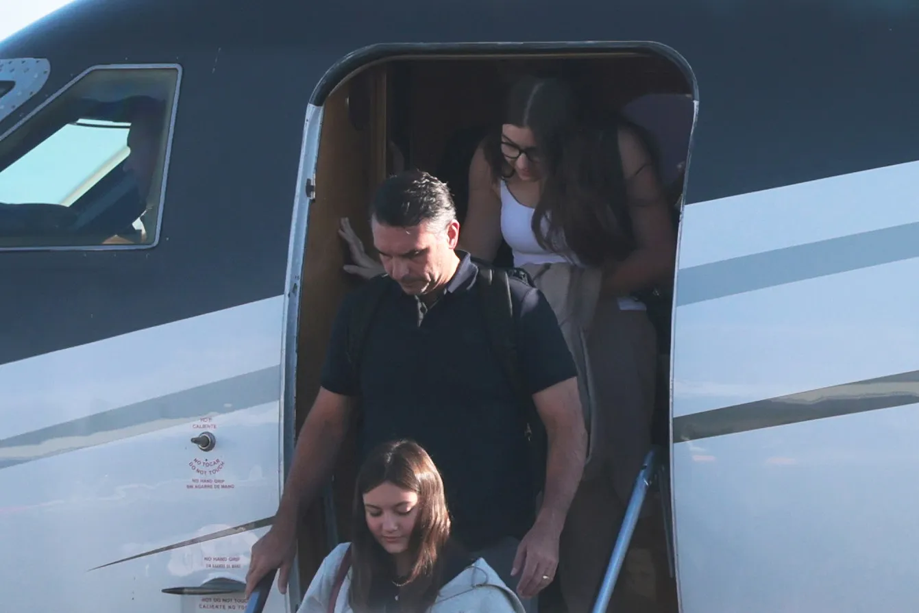 Bolsonaro Arrives in Miami With Family After Fleeing Brazil - Bloomberg