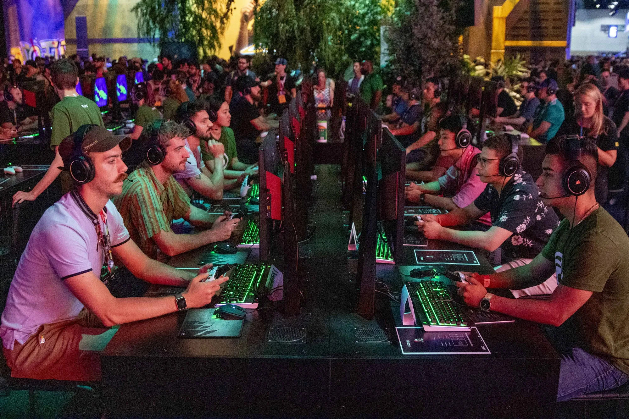 Attendees play&nbsp;Tom Clancy's Ghost Recon Breakpoint during the E3 Electronic Entertainment Expo in Los Angeles on June 12, 2019.&nbsp;