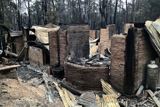 Australians in Wildfire Zone Face a Painful Question: Rebuild or Leave?