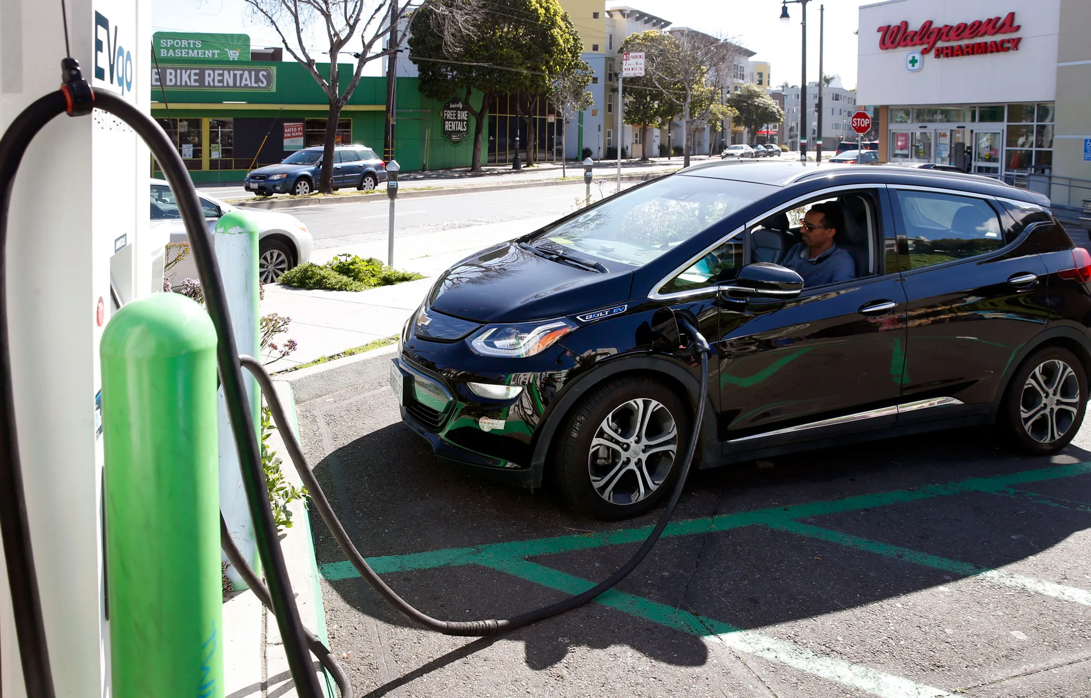 Uber pledged in September to pay drivers of electric vehicles in the U.S. and Canada an extra dollar per ride. Some drivers were not receiving payments, and Uber attributed the lapse to a technical error and began making payments after being contacted by Bloomberg Green.