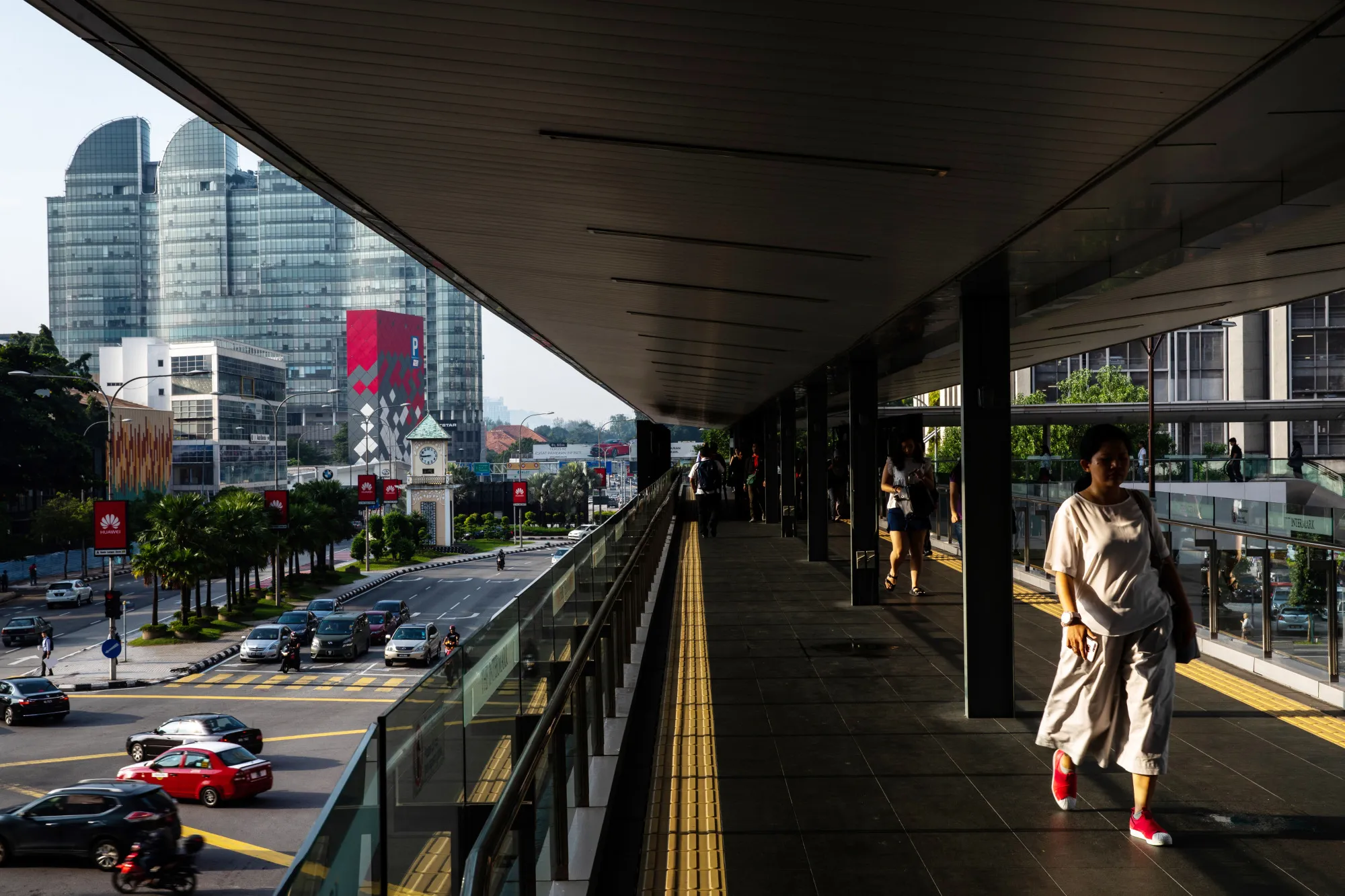 Pedestrians walk along an elevated walkway in Kuala Lumpur, Malaysia, on&nbsp;May 18, 2018.&nbsp;
