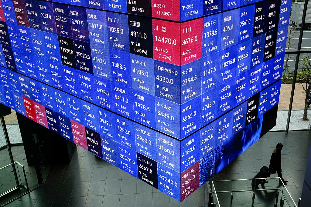 東京・兜町の複合ビルKABUTO ONE内で株価を表示するスクリーン