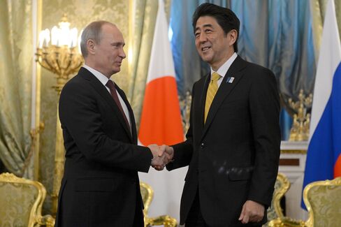 Abe Uses First Russian Visit in Decade to Revive Peace Talks