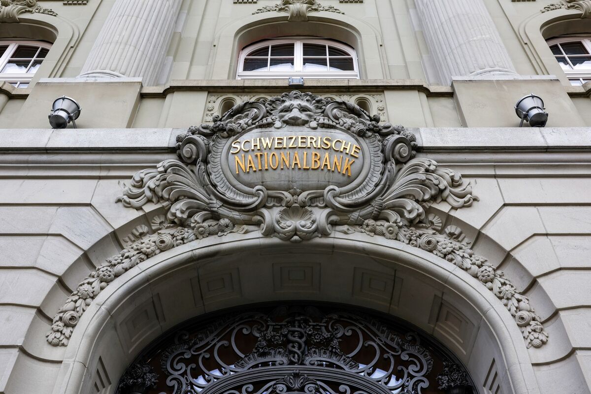 SNB Must Stay Nimble for Hike or Cut to Negative Rate, IMF Says