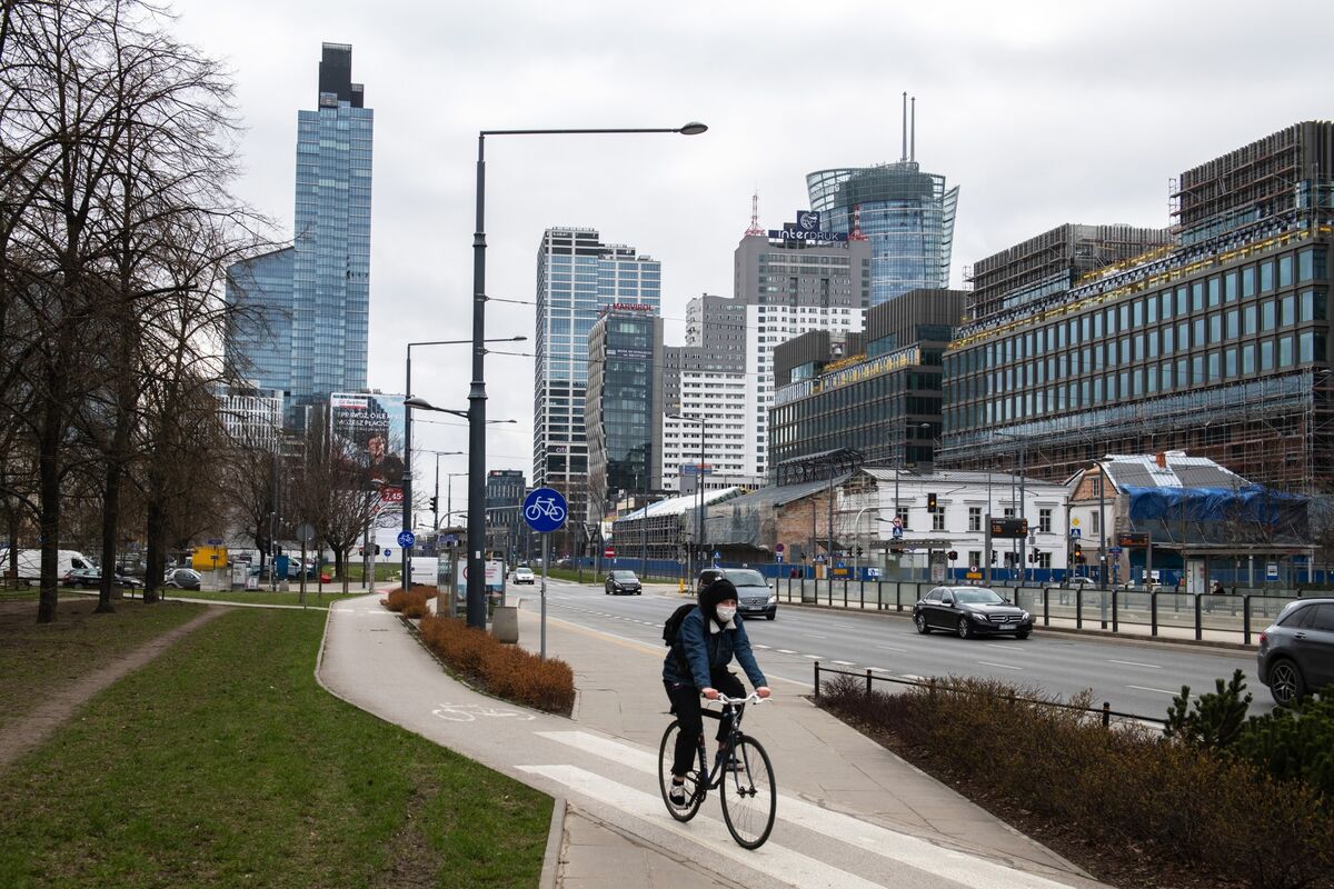 Poland’s Bank Tax Plan Spotlights Budget Risks, Sinks Stocks