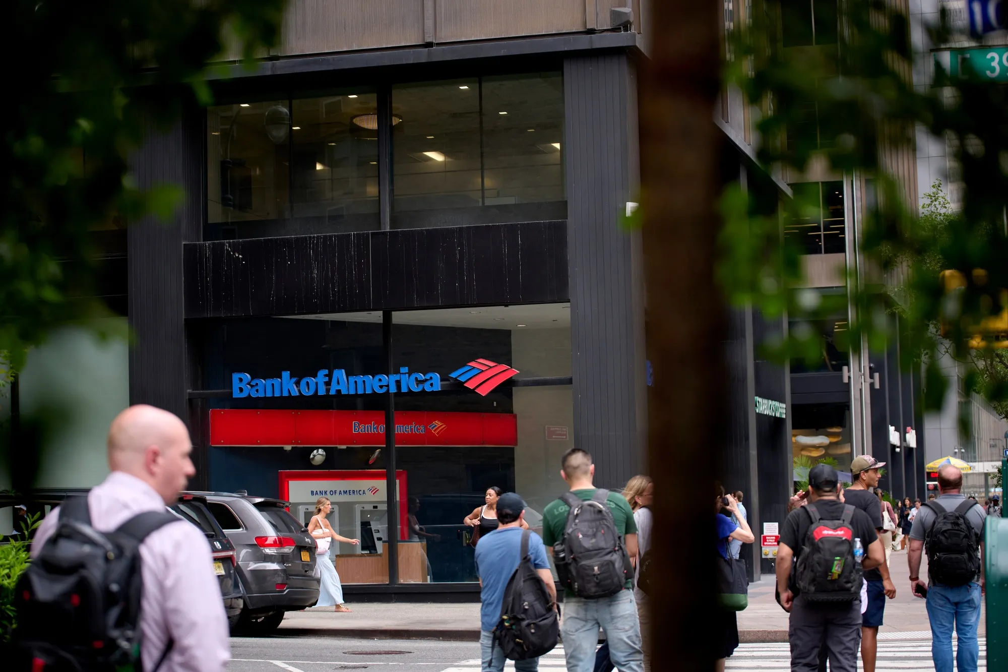 Bank of America Raises Minimum Wage to $25 an Hour, Hitting Goal - Bloomberg