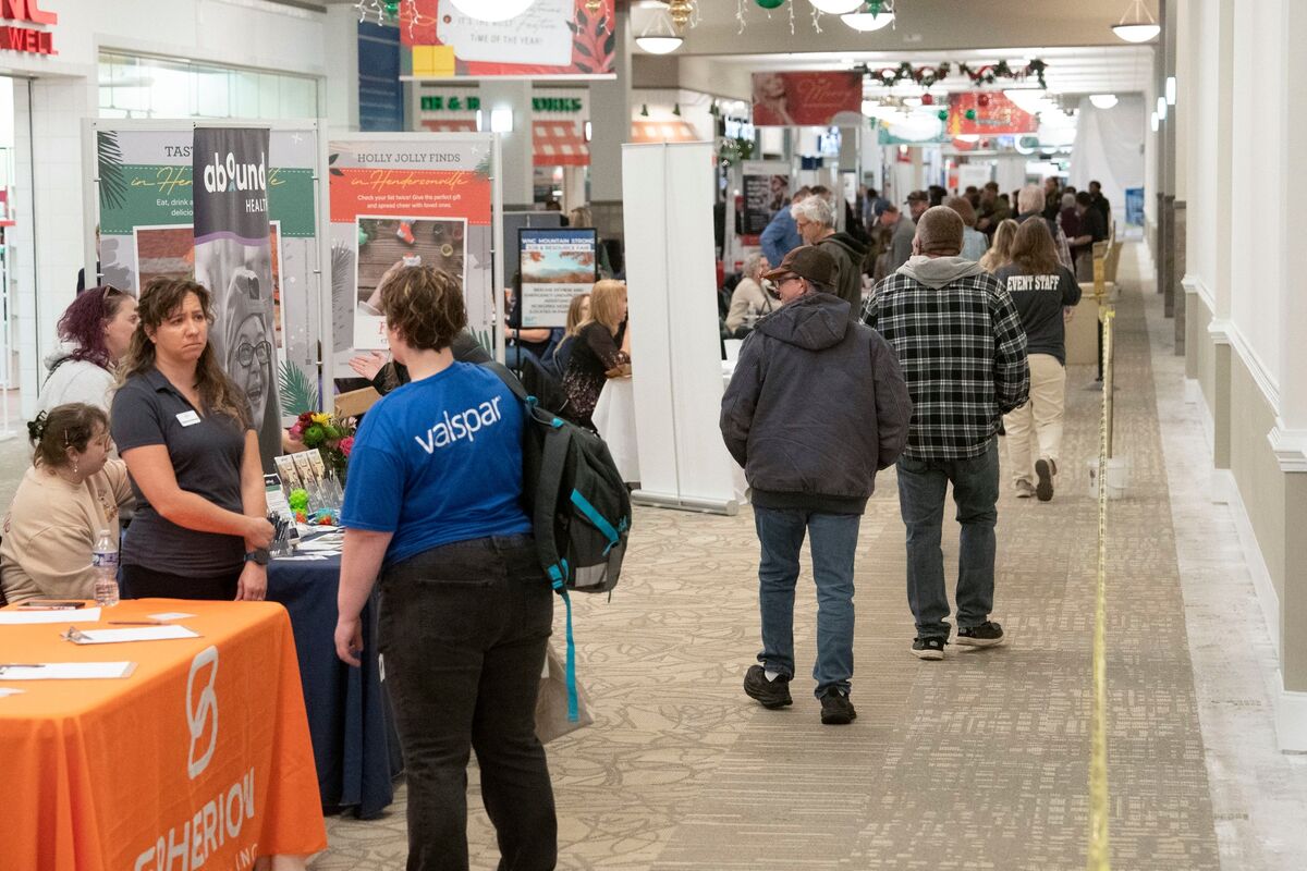 US Jobless Claims Were Little Changed at 209,000 Last Week