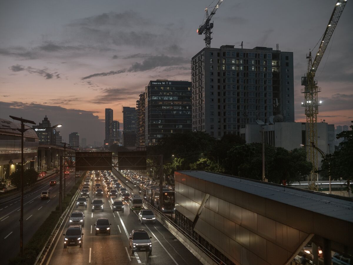 Indonesia's Finance Minister Declares End of '5% Growth Curse' Amidst Analyst Concerns