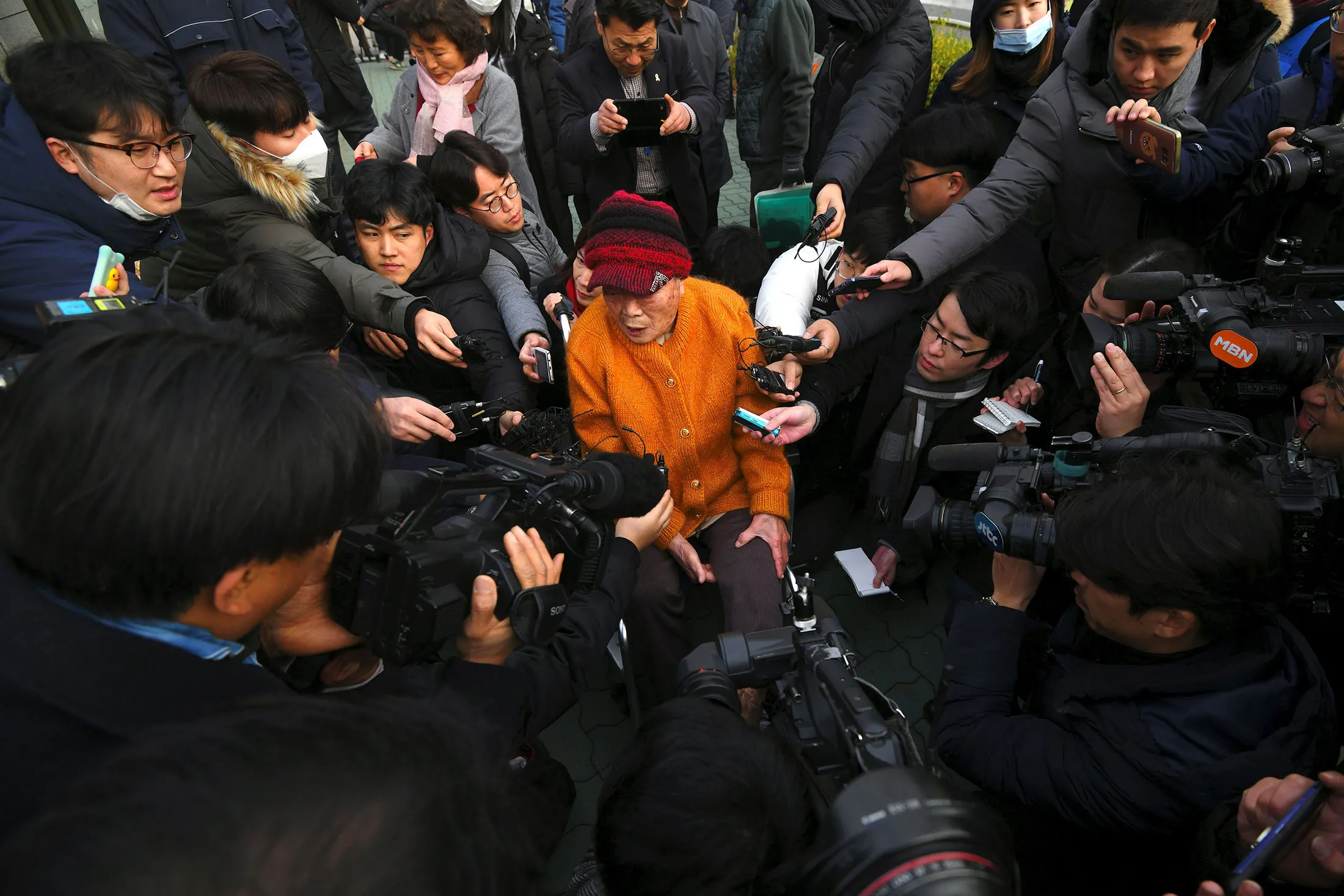 Kim Sung-joo, a victim of forced labour during Japan’s&nbsp;colonial rule of the Korean peninsula from 1910 to 1945, is surrounded by reporters as she arrives at the Supreme Court in Seoul on Nov.&nbsp;29.
