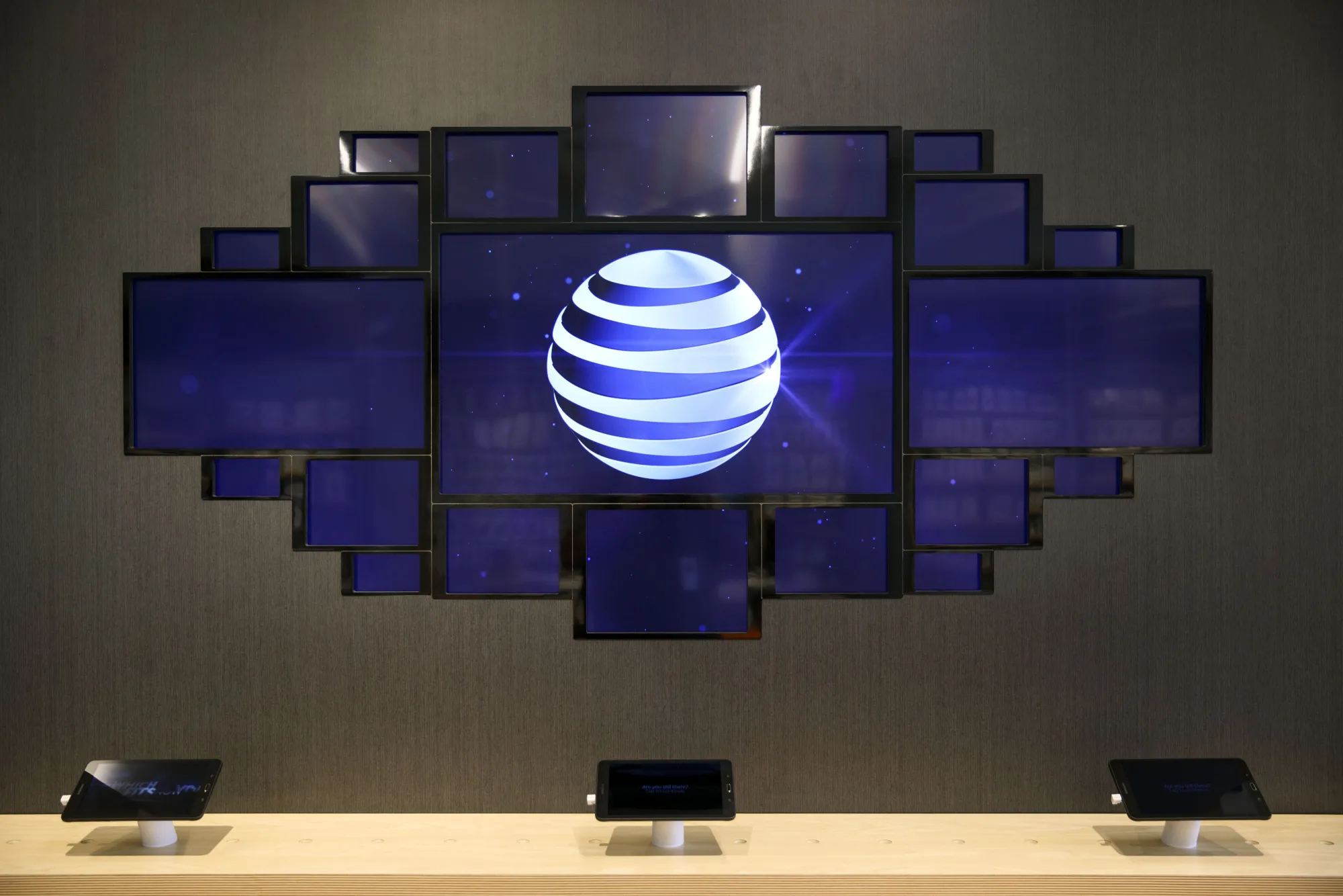 AT&T Wins Right to Present 'No Blackout' Offer at Merger Trial - Bloomberg