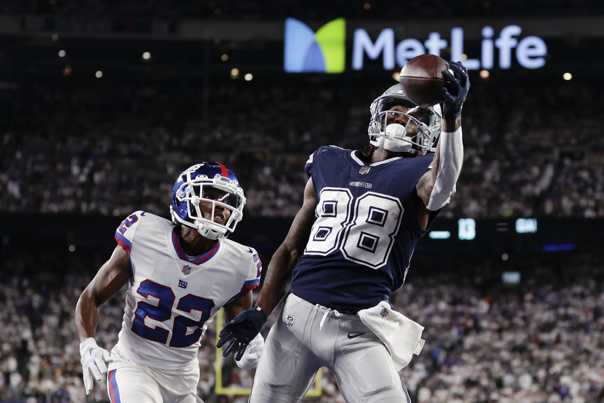 Lamb's 1-handed TD Catch Gives Dallas 23-16 Win Over Giants - Bloomberg