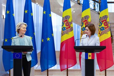 Maia Sandu, right, and EU President Ursula von der Leyen in Chisinau, on Oct. 10.