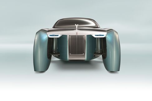 The front of the Vision Next 100 retains the same grille and Spirit of Ecstasy look as the historical Phantom from the 1920s.