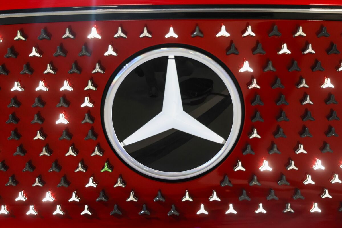 Mercedes Bets on Model Blitz as China Slump Deepens