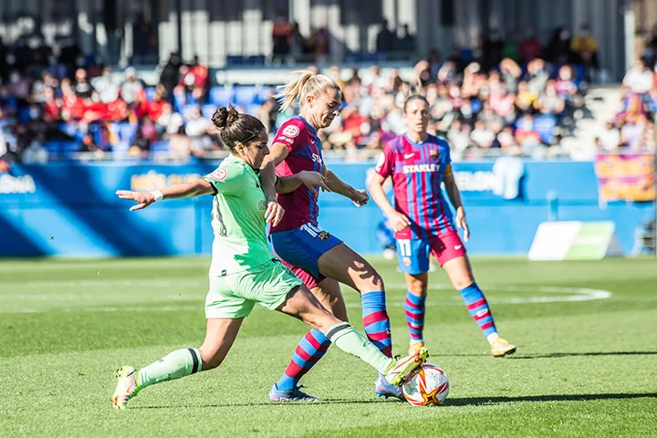 Fridolina Rolfo of FC Barcelona and Vanesa Gimbert of Athletic Club during the Primera Iberdrola match&nbsp;in Sant Joan Despi, Spain, on Dec. 4.