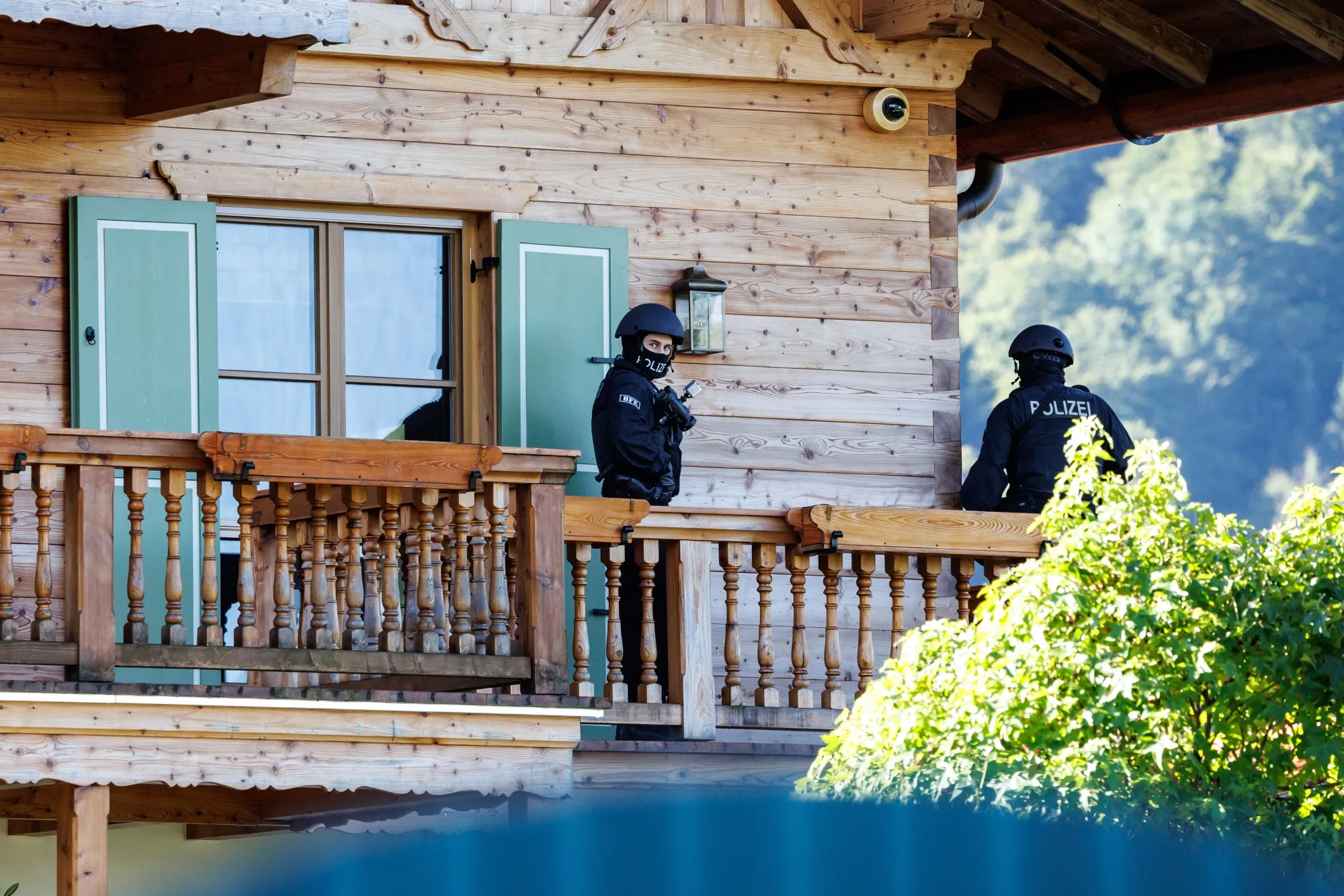Police officers raid a house belonging to Alisher Usmanov&nbsp;in Rottach-Egern, Bavaria, on Sept. 21.