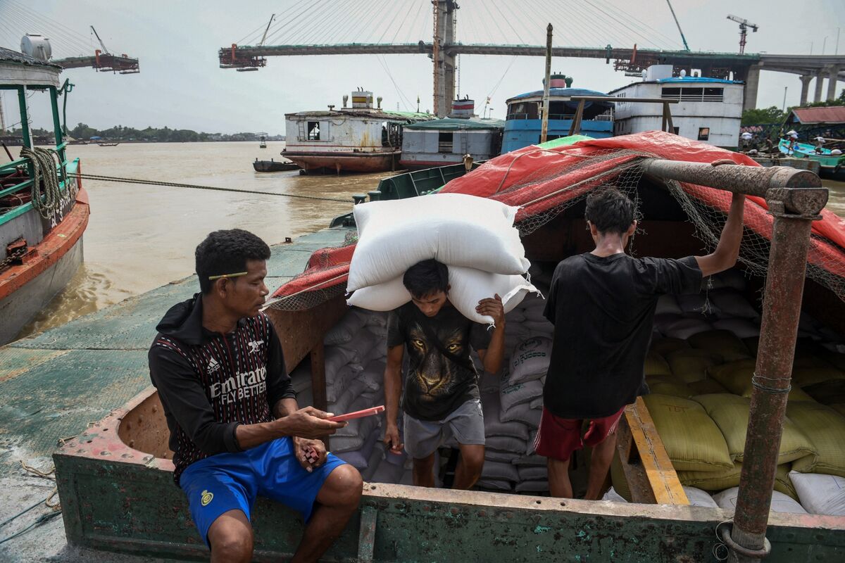 World Bank Sees Myanmar’s Economy Shrinking on Conflict, Quake