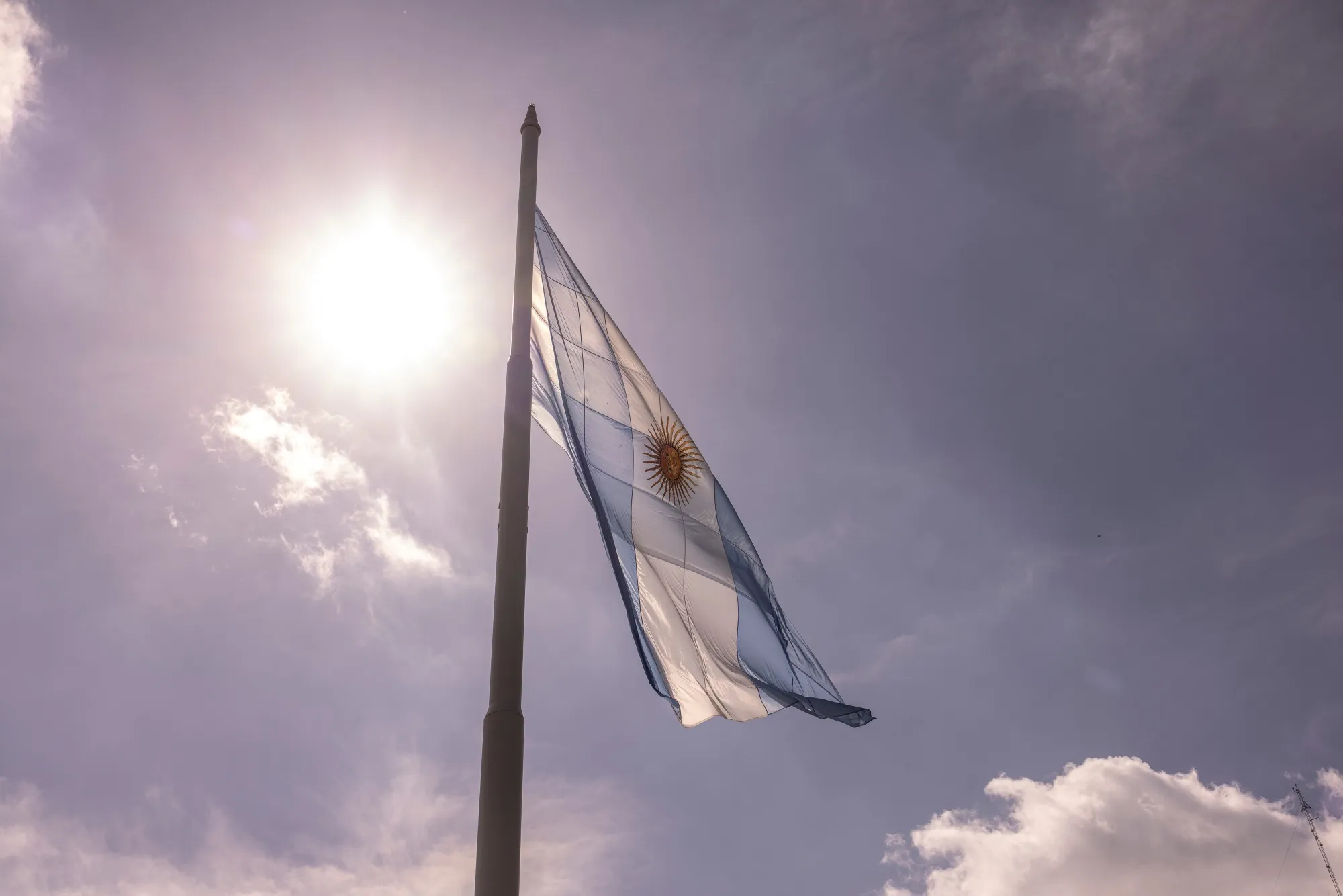 ブエノスアイレスのマージョ広場に掲げられたアルゼンチン国旗