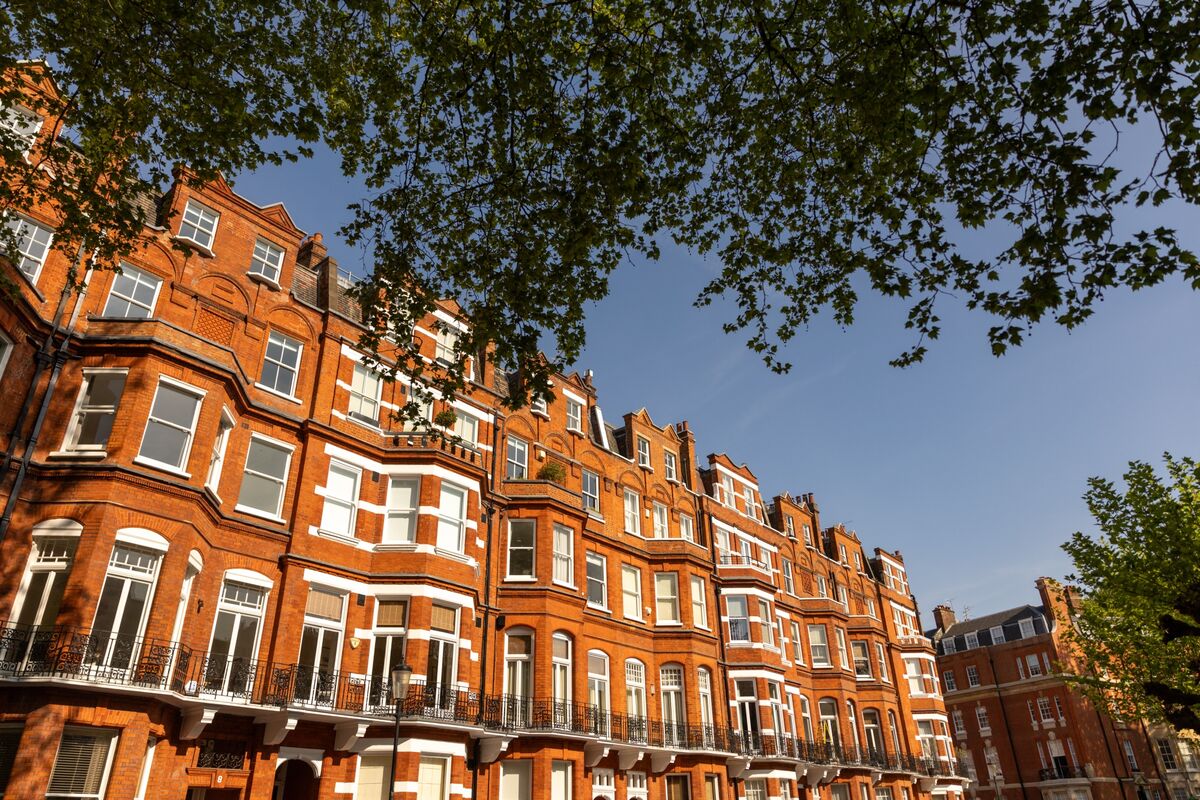 House Prices Crash Across London’s Wealthiest Neighborhoods