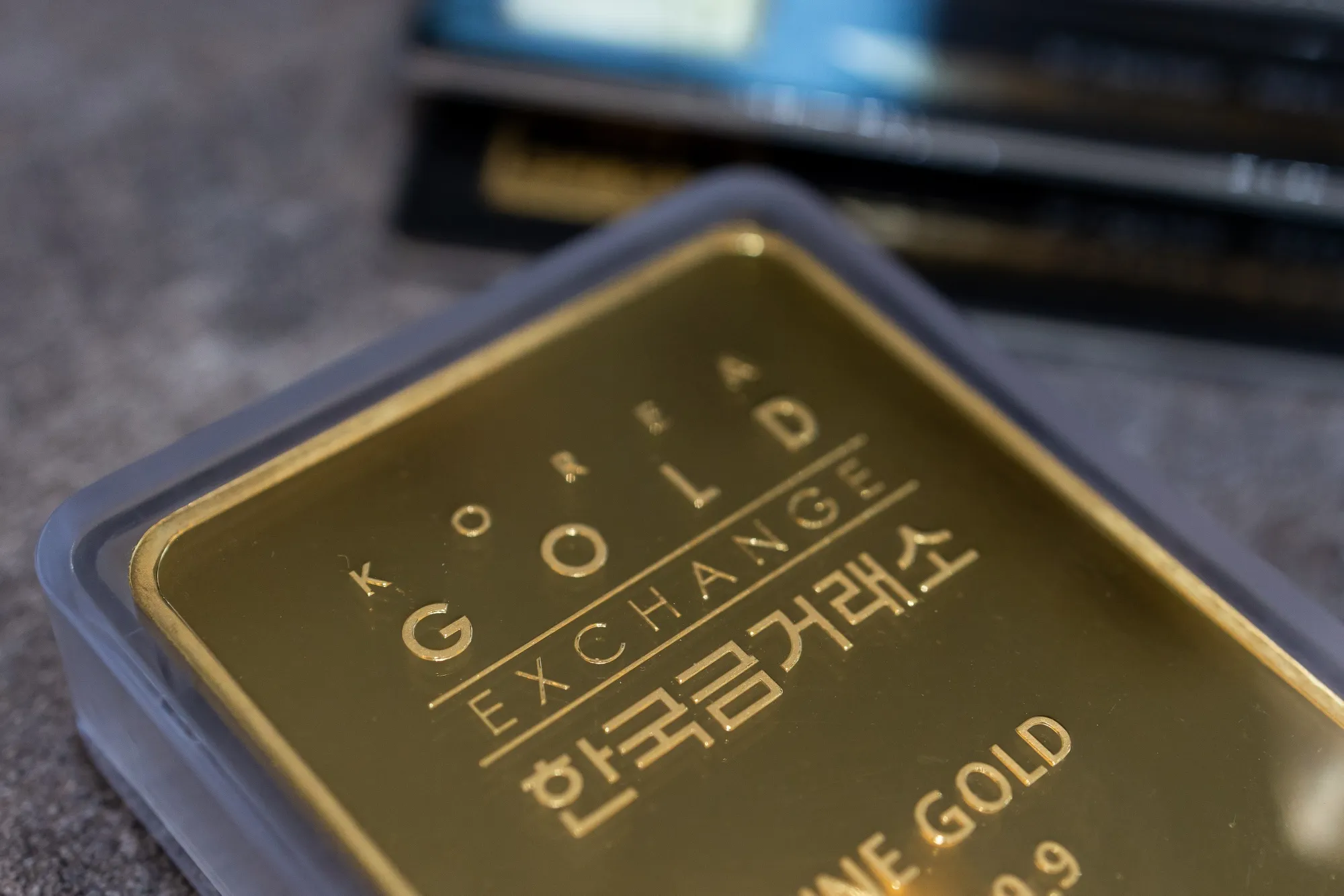 Gold (XAU/USD) Settles After Turmoil in Korea, France Stokes Haven Buying -  Bloomberg