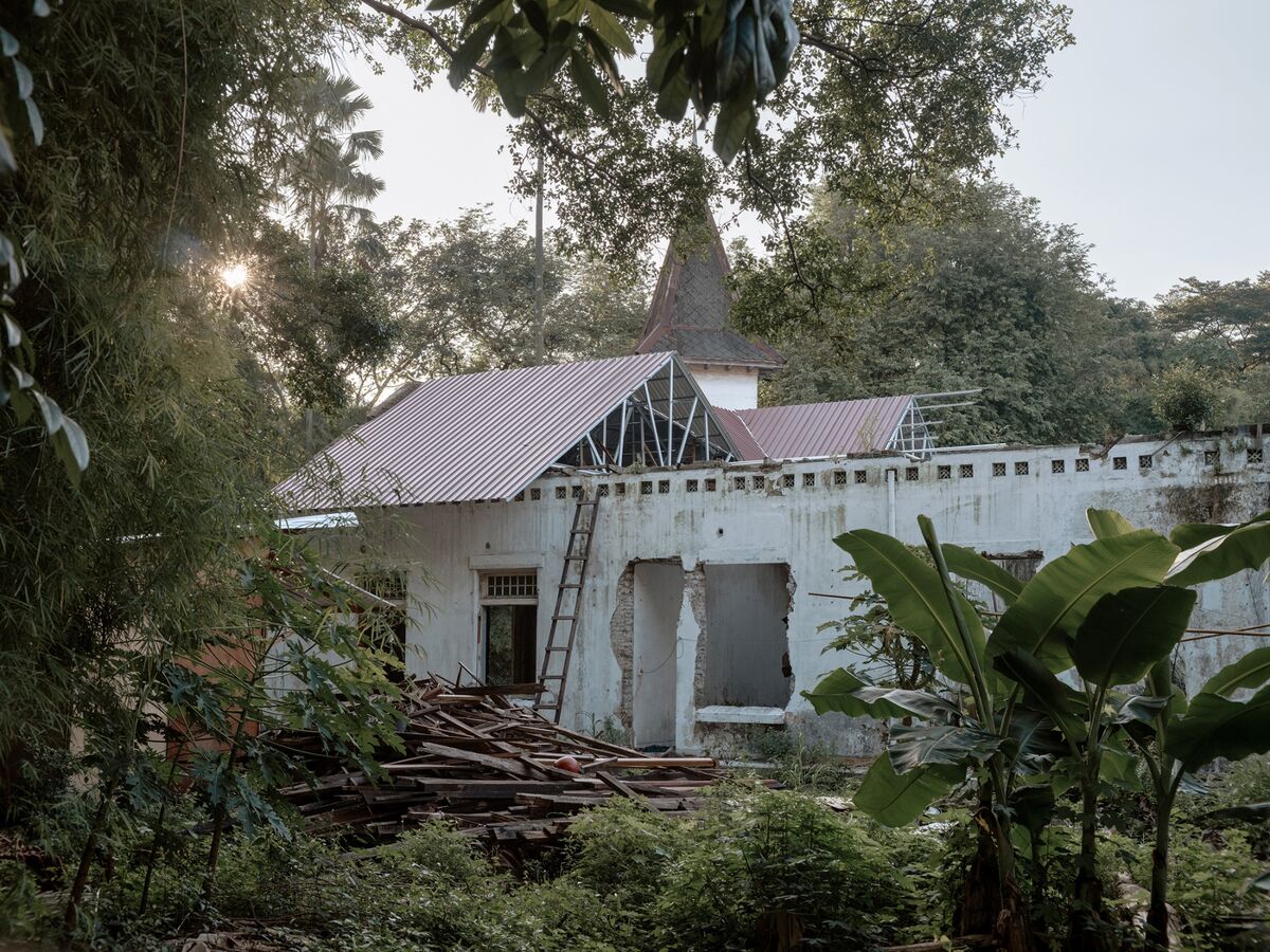Rotting $16 Million Mansion Exposes Indonesia’s Tangled Legal System