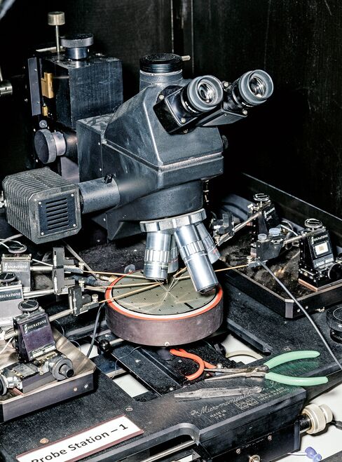 GaN transistors are examined under a microscope.