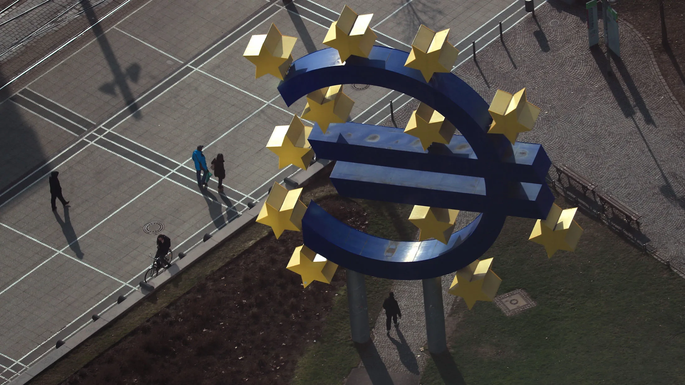 1487003379_170213_euro-sculpture_bn