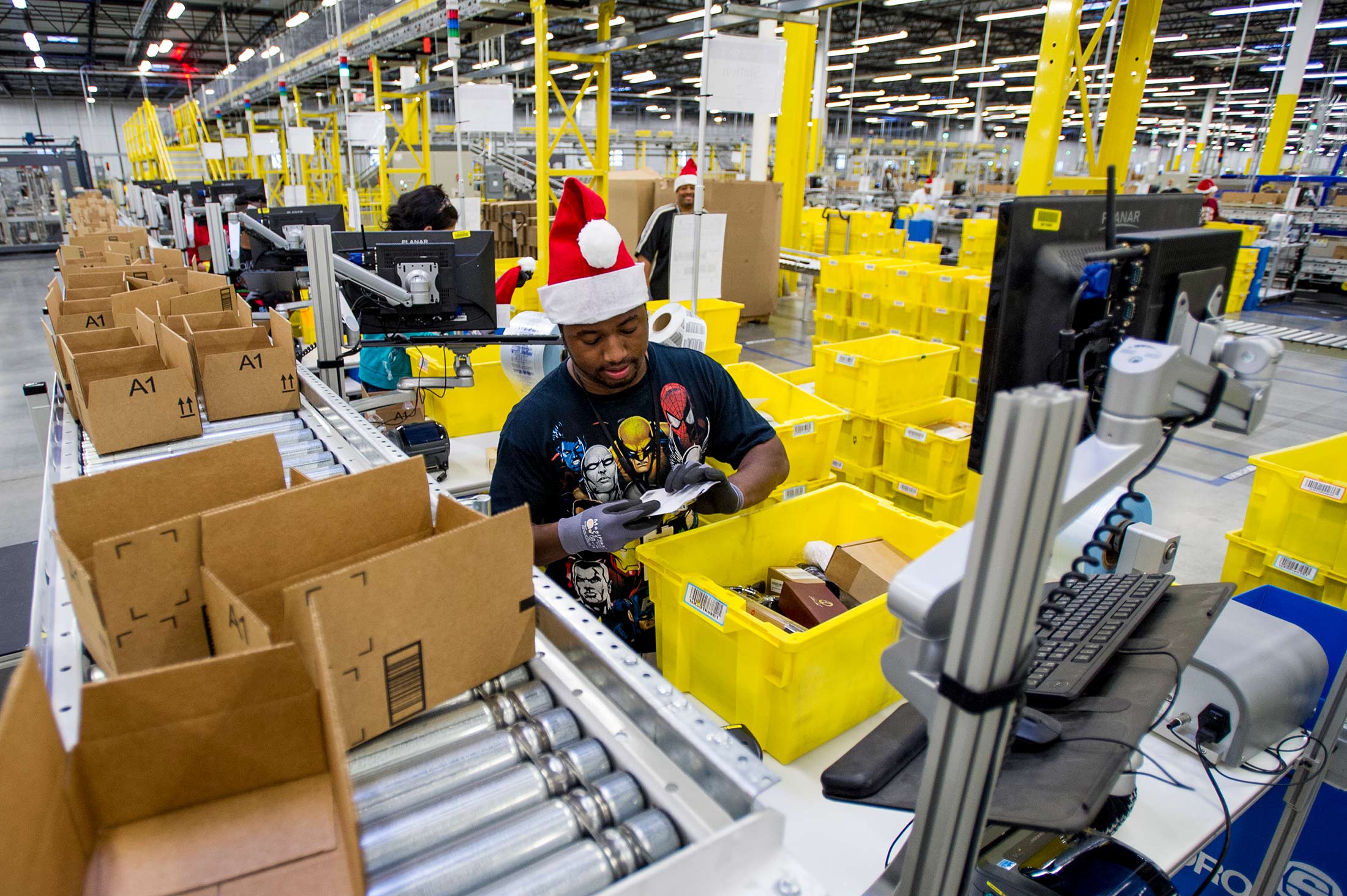 Amazon To Hire 20 More Holiday Workers To Meet Growing Demand Bloomberg Amazon To Hire 20 More Holiday Workers To Meet Growing Demand Bloomberg