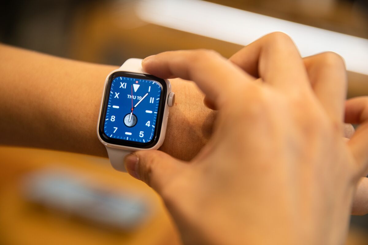 Can the Apple Watch Series 7 Work On Its Own Without an iPhone? - Bloomberg