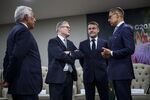 European Council President Antonio Costa (L), Britain's Prime Minister Keir Starmer (2nd L), France's President Emmanuel Macron (2nd R) and Finland's President Alexander Stubb (R) speak ahead of the G7++ meeting at the G20 Leaders' Summit at the Nasrec Expo Centre in Johannesburg on November 22, 2025. (Photo by HENRY NICHOLLS / POOL / AFP via Getty Images) Photographer: HENRY NICHOLLS/AFP