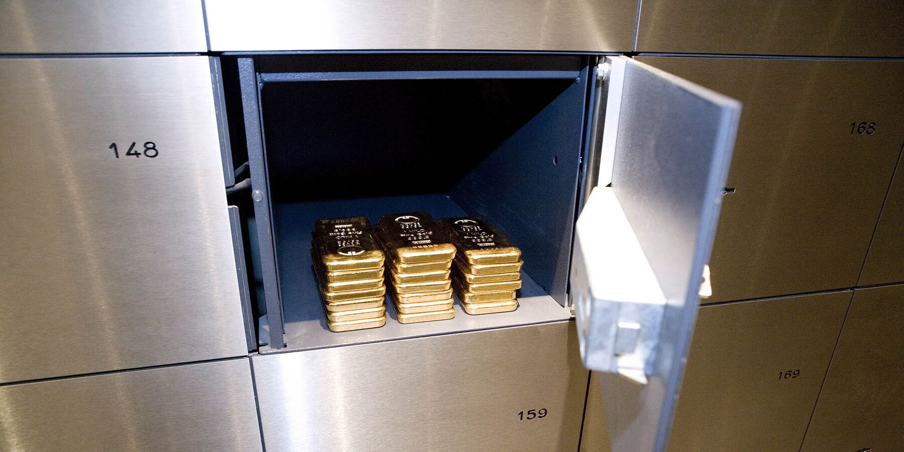 HSBC Tightens Hong Kong SafeDeposit Box Rules to Boost Defenses