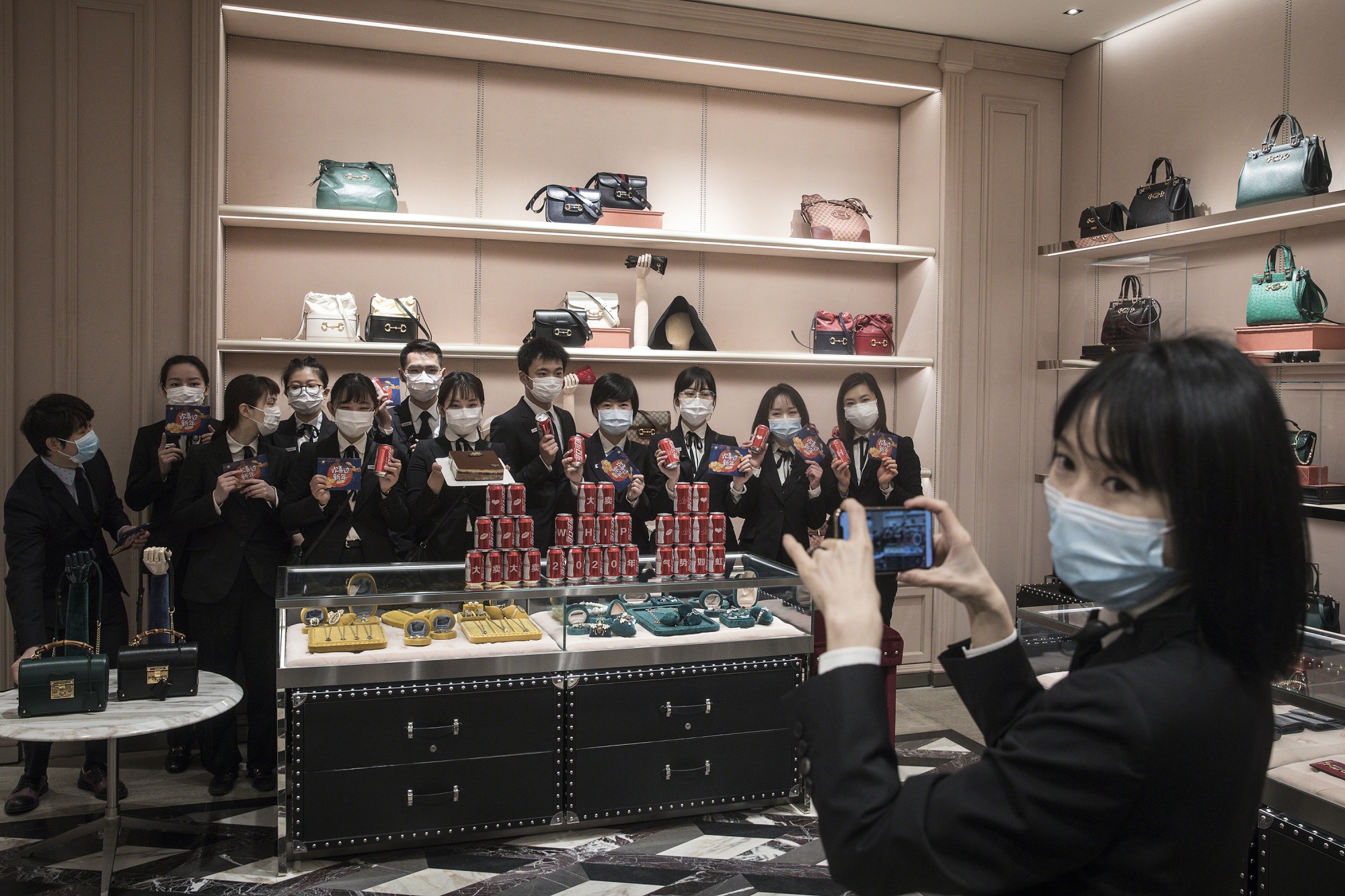 LVMH sales slow at end of record year for Dior owner - Taipei Times