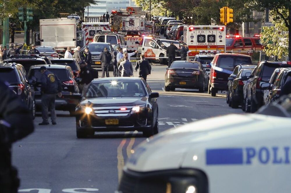 トランプ氏 ｎｙ事件は精神錯乱の人物の犯行 車で自転車道突っ込む Bloomberg