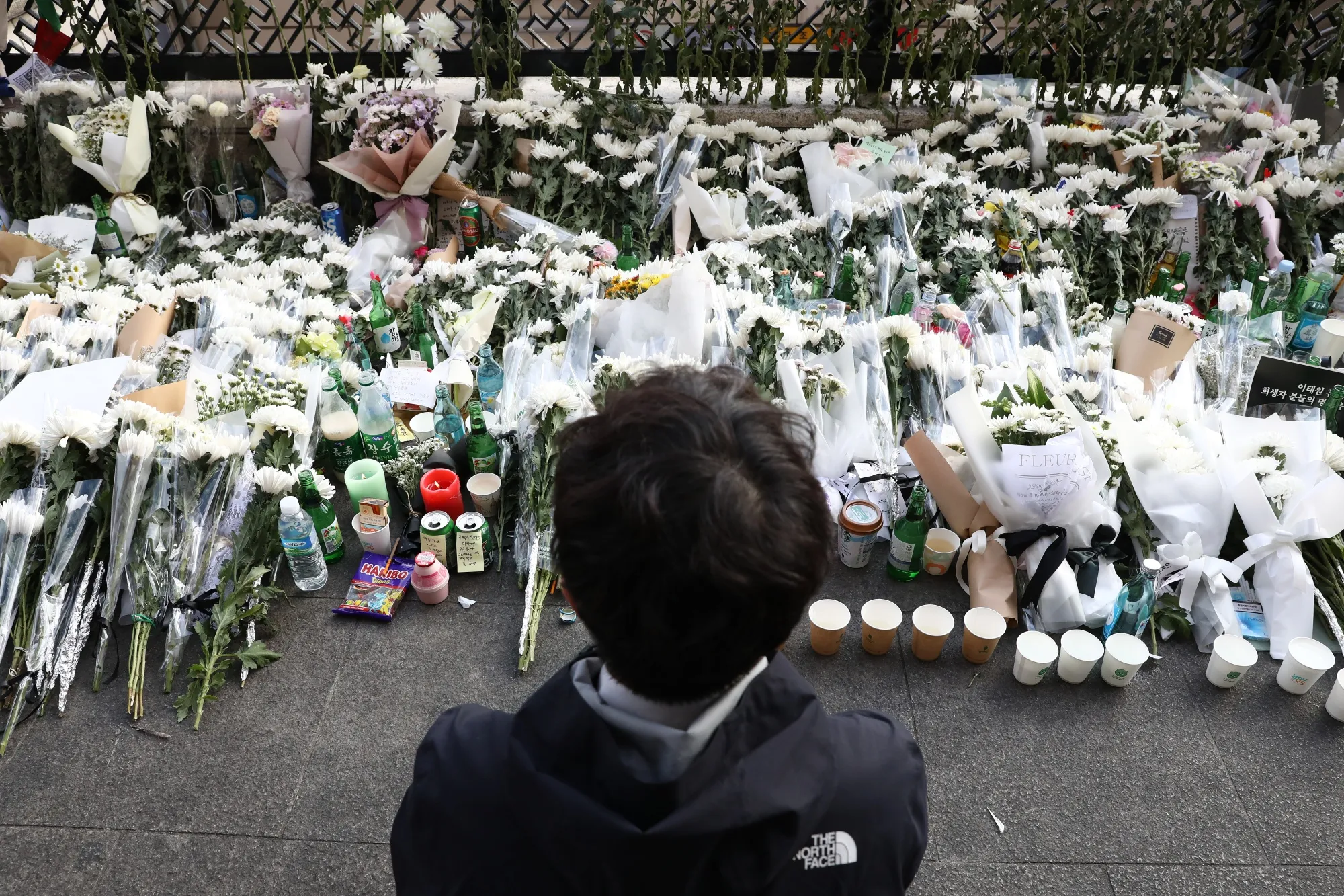 A person pays tribute to the victims of the Halloween celebration stampede&nbsp;in Seoul, South Korea.&nbsp;