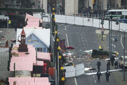 ベルリンのトラック突入現場で捜査する警察官(20日)