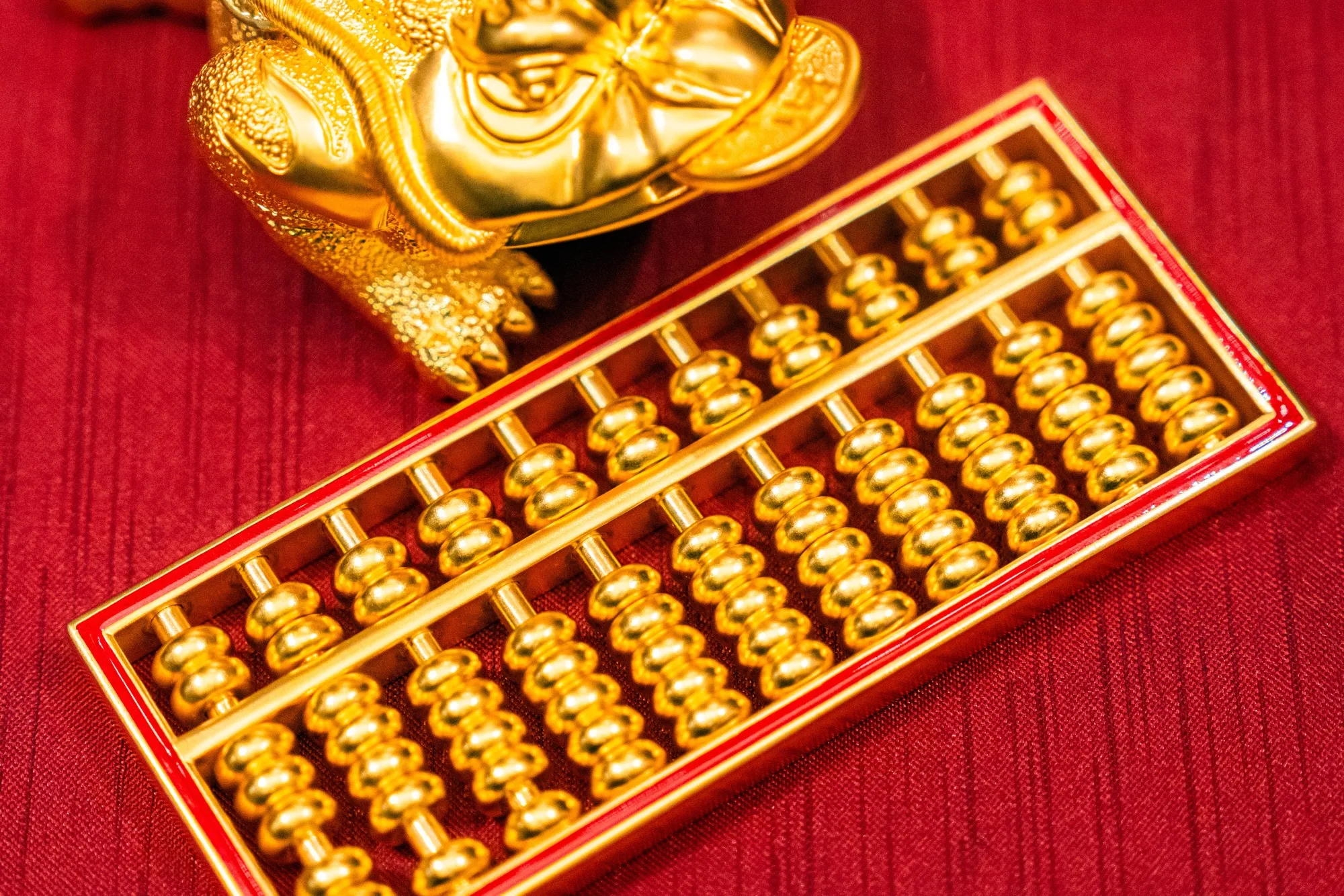 Một chiếc bàn tính bằng vàng được trưng bày tại cửa hàng Laopu Gold ở Hồng Kông.