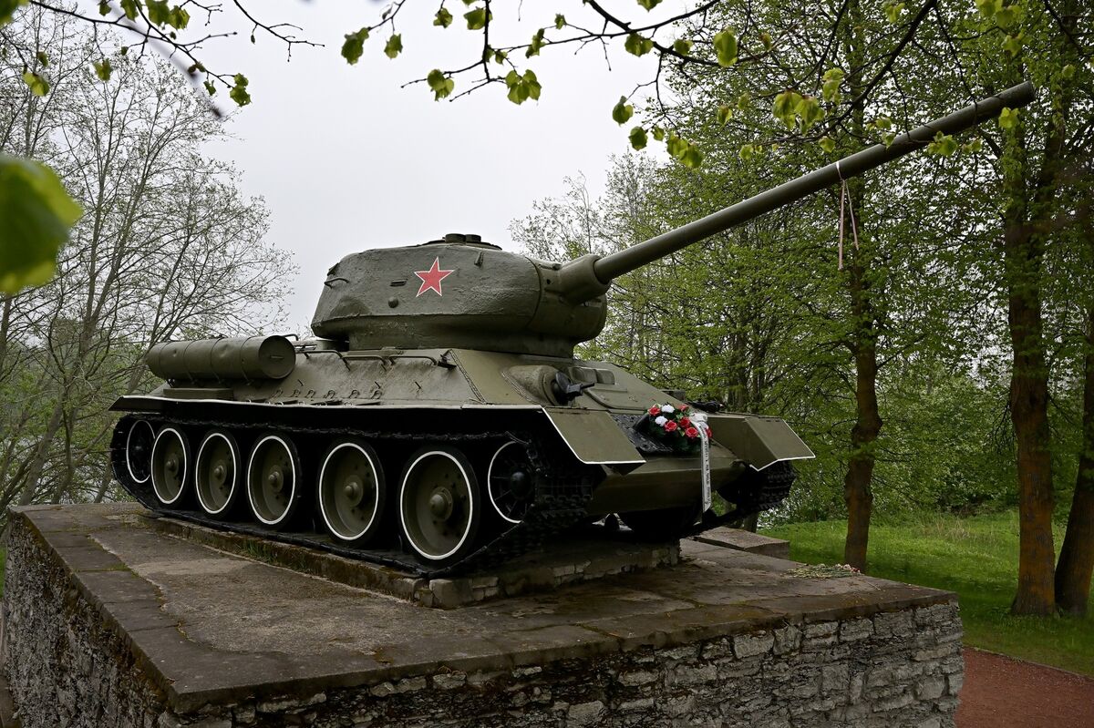 Estonia Removes Soviet-Era Tanks, Monuments to Prevent Misuse by Russia -  Bloomberg