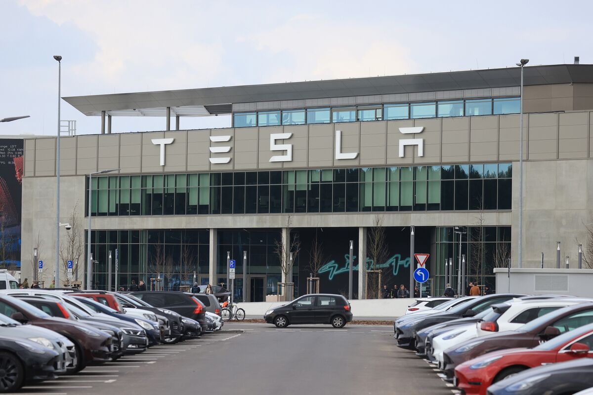 Tesla Eyes Battery-Cell Production in Germany From ‘27, DPA Says