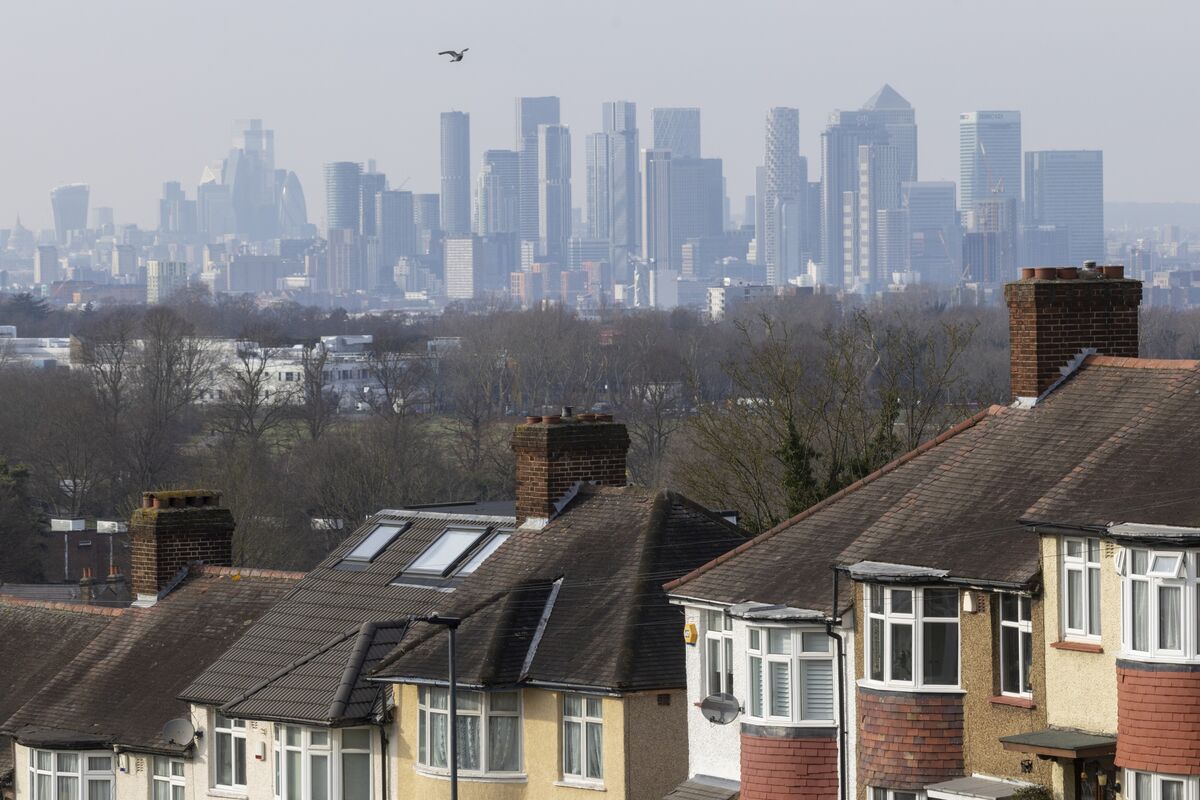 bloomberg.com - Irina Anghel - UK House Prices Edge Up Again in February, Nationwide Says