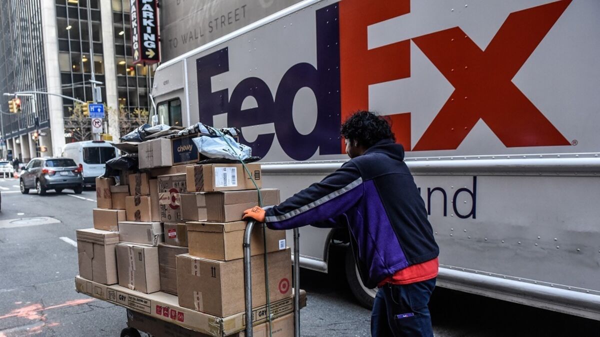 FedEx Plans to Spin Off Freight Division, Cuts Forecast