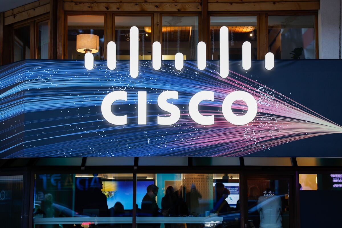 Cisco Shares Surge After AI-Fueled Outlook Exceeds Estimates