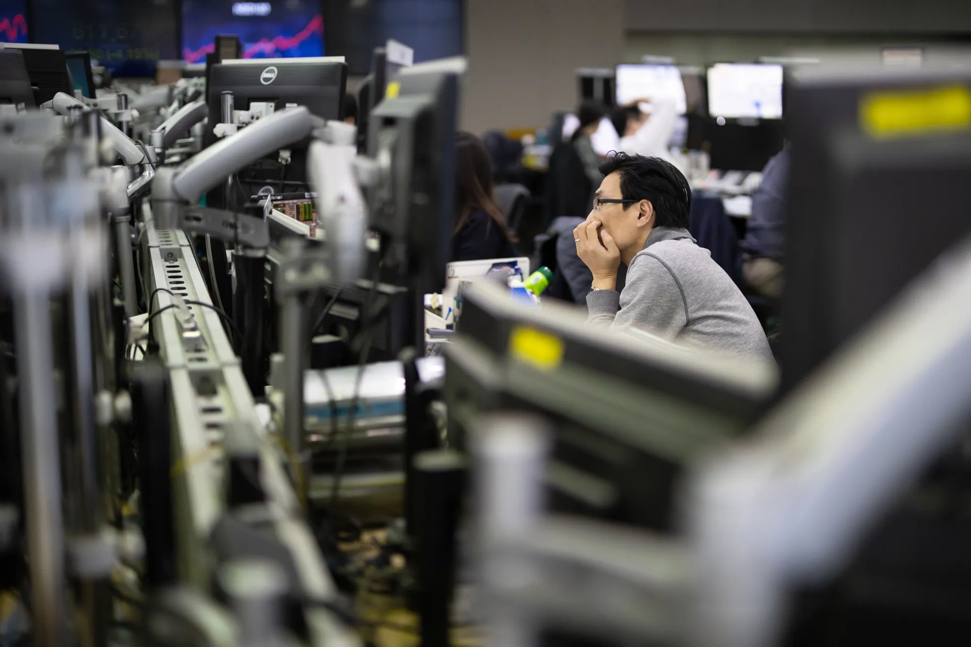The Kospi Index Dropping For The Third Day As Korea Virus Cases Top 2000